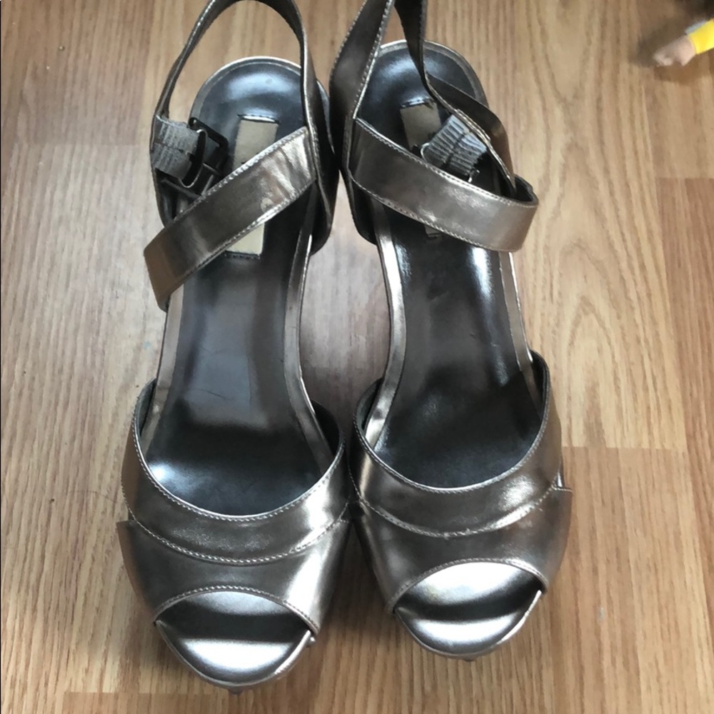 Vera wang silver wedges